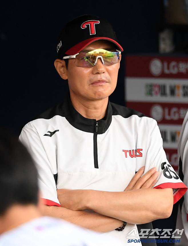 28일 잠실구장에서 열린 LG 트윈스와 KIA 타이거즈의 경기. LG 염경엽 감독이 생각에 잠겨 있다. 잠실=박재만 기자 pjm@sportschosun.com/2025.06.28/