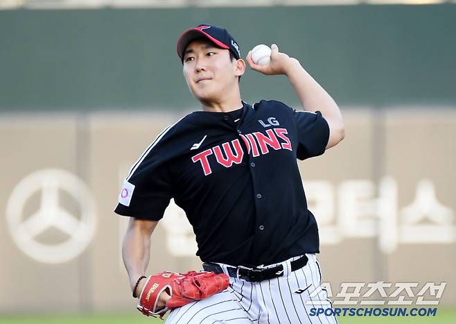 3일 부산 사직구장에서 열린 롯데 자이언츠와 LG 트윈스의 경기. LG 손주영이 역투하고 있다. 부산=박재만 기자 pjm@sportschosun.com/2025.07.03/