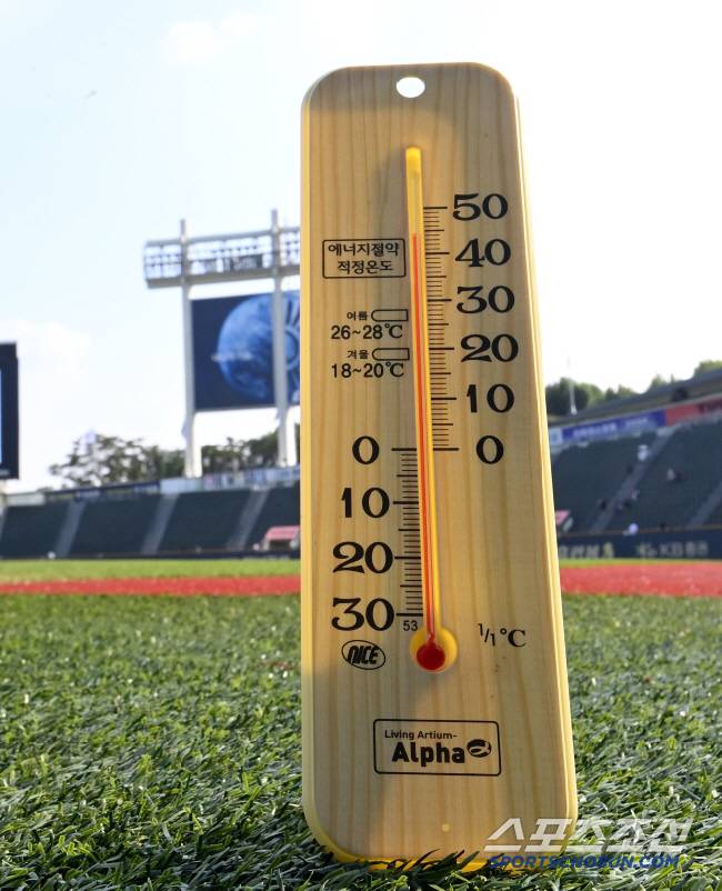 3일 잠실야구장에서 열린 키움과 두산의 경기, 서울을 비롯한 전국 대부분 지역에 폭염경보가 발령된 가운데 그라운드의 온도가 44도를 가리키고 있다. 잠실=허상욱 기자 wook@sportschosun.com/2024.08.03/