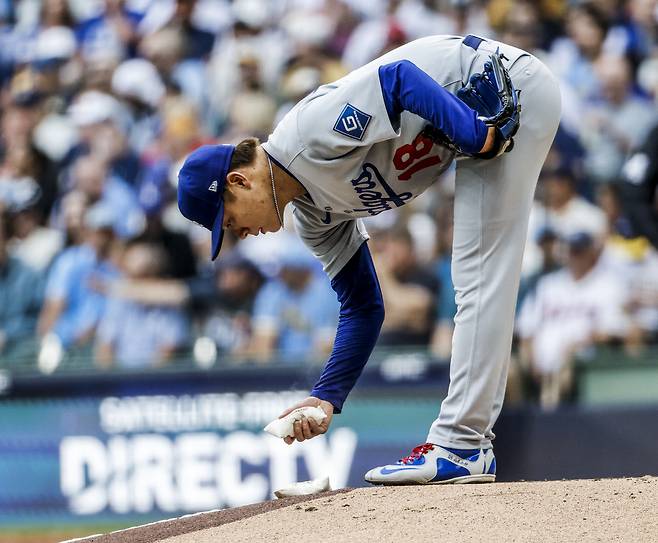 LA 다저스 야마모토 요시노부가 8일(한국시각) 아메리칸패밀리필드에서 벌어진 밀워키 브루어스전에서 1회말 앤드류 본에게 3점홈런을 얻어맞은 뒤 로진백을 만지고 있다. UPI연합뉴스