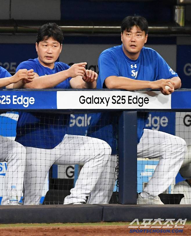 5일 대구 라이온즈파크에서 열린 삼성 라이온즈와 LG 트윈스의 경기. 삼성 오승환, 김태훈이 경기를 지켜보고 있다. 대구=박재만 기자 pjm@sportschosun.com/2025.07.05/