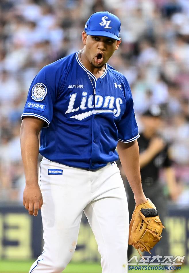 2일 잠실야구장에서 열린 삼성과 두산의 경기, 2회말 2사 2,3루 삼성 가라비토가 두산 이유찬을 삼진처리하며 무실점으로 이닝을 끝마치고 있다. 잠실=허상욱 기자wook@sportschosun.com/2025.07.02/