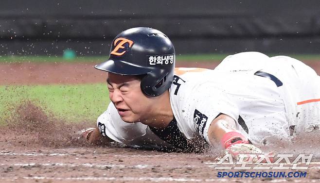 8일 대전 한화생명 볼파크에서 열린 한화와 KIA의 경기. 3회말 1사 만루. 채은성이 3타점 2루타를 날렸다. 1루주자 노시환이 힘찬 슬라이딩으로 득점에 성공하고 있다. 대전=송정헌 기자songs@sportschosun.com/2025.07.08/