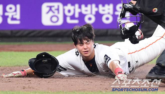 헬멧이 벗겨질 정도로 힘찬 질주와 슬라이딩.