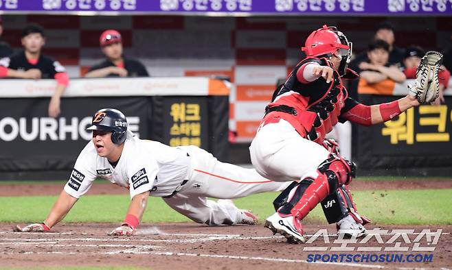 노시환의 힘찬 슬라이딩.