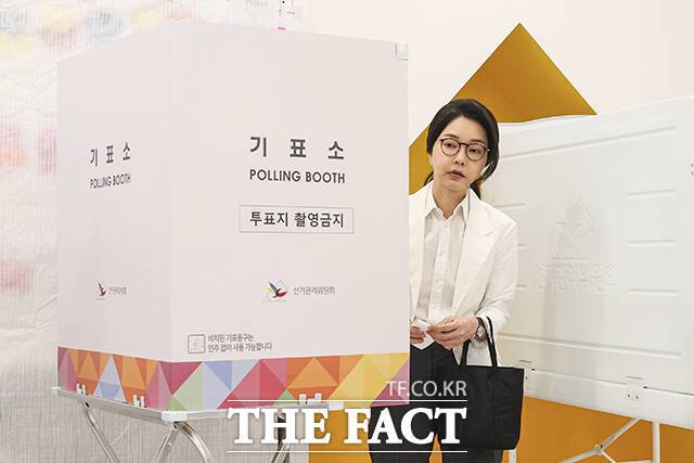 숙명여자대학교(숙명여대)는 8일 교원양성위원회를 개최하고 서울시교육청에 김건희 여사의 교원자격증 취소를 요청하는 공문을 발송했다고 밝혔다. 사진은 김건희 여사가 투표를 마친 뒤 기표소에서 나오고 있는 모습. /임영무 기자