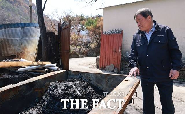 이승화 산청군수가 산불로 인한 피해주택을 둘러보고 있다./산청군