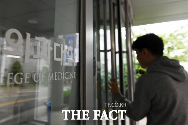 의정 대화가 재개되면서 '학사 유연화 검토' 소식이 흘러나오자 학사 유연화의 필요성과 정당성을 둘러싼 논쟁도 본격화하는 상황이다. 사진은 연세대학교 의과대학. /서예원 기자