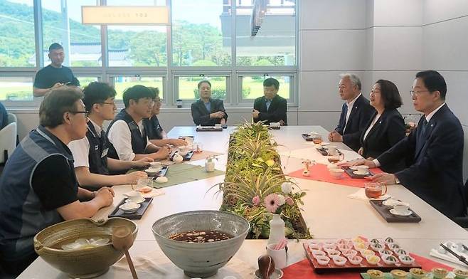 공무원연맹 김현진 위원장 등 집행부는 7일 임종식 경상북도교육감과 간담회를 가졌다. 공무원연맹 제공.