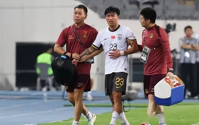 구토 증세로 교체 아웃되는 셰원넝 ⓒ중국 매체 소후