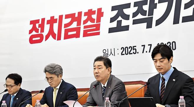 더불어민주당 김병기(왼쪽에서 셋째) 당대표 직무대행 겸 원내대표가 7일 국회에서 열린 ‘검찰 조작 기소 대응 태스크포스(TF)’ 발족식에서 발언하고 있다./남강호 기자