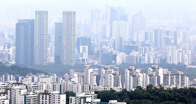 재정전문가들은 정부의 재정 지출이 내수 살리기 효과를 내려면 먼저 부동산 시장이 안정되야 한다고 지적한다. 사진은 지난 7월 6일 서울 남산에서 바라본 서울 아파트 단지 모습./뉴스1