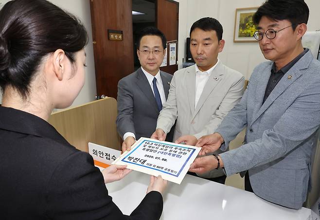 더불어민주당 박성준(왼쪽부터), 김용민, 노종면 의원이 8일 서울 여의도 국회 의안과에서 박찬대 의원이 발의한 '내란특별법' 안을 제출하고 있다. /연합뉴스