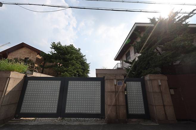 고(故) 이건희 삼성 선대회장이 별세하면서 삼성 일가에 상속된 서울 용산구 이태원동 단독주택이 최근 228억원에 매각된 것으로 알려졌다. 1976년에 지어진 이 주택은 연면적 496.92㎡, 대지면적 1천73.1㎡에 지하 1층, 지상2층 규모다. /연합뉴스