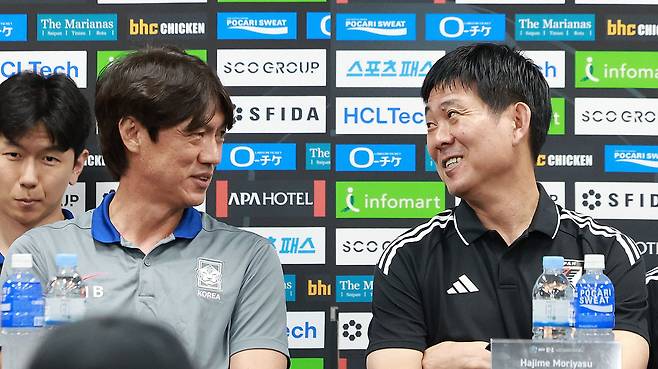 지난 6일 경기 용인 미르스타디움 기자회견장에서 만난 모리야스 하지메(오른쪽) 일본 남자 축구 대표팀 감독과 홍명보 한국 감독/뉴스1