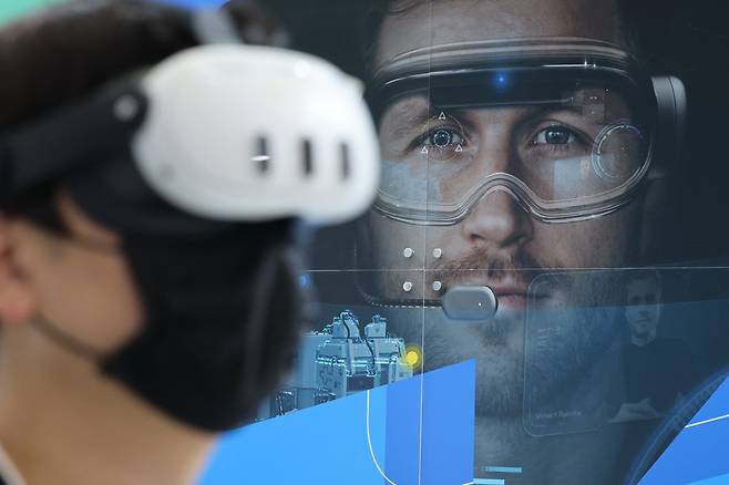 (사진은 기사 내용과 무관함) 서울 강남구 코엑스에서 열린 국제인공지능대전에서 관람객들이 인공지능(AI)과 가상현실(VR)을 활용한 제품을 체험하고 있다./뉴스1