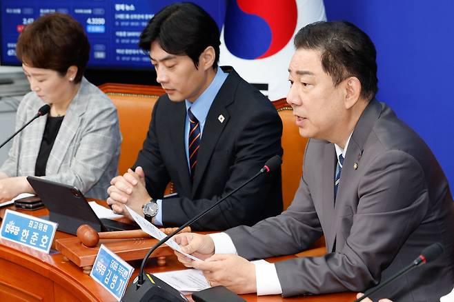 김병기 더불어민주당 대표 직무대행 겸 원내대표(오른쪽)가 7일 오전 서울 여의도 국회에서 열린 최고위원회의에 참석해 모두 발언을 하고 있다. /뉴스1