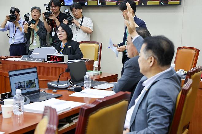 7일 오후 서울 여의도 국회에서 열린 제427회국회(임시회) 과학기술정보방송통신위원회 제1차 전체회의에서 국민의힘 최형두, 신성범 의원이 방송3법(방송법·방송문화진흥회법·한국교육방송공사법 개정안) 반대 거수 표결을 하고 있다. /뉴스1