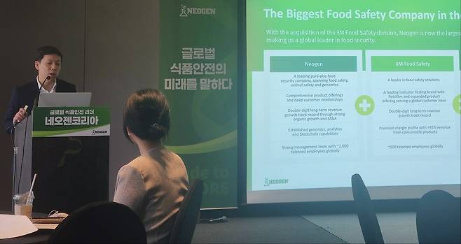 손병익 네오젠 아시아태평양 총괄 부사장은 8일 오전 서울 중구 더 플라자 호텔 서울에서 진행한 '네오젠코리아 한국 법인 설립 3주년 기자 간담회'에서 글로벌 비전을 발표하고 있다. /민영빈 기자