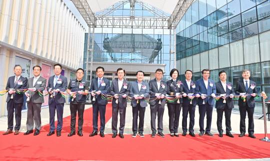 한국도로교통공단tbn충남교통방송은 8일 내포신도시 신청사에서 기관단체장 등이 참석한 가운데 개국 기념행사를 개최했다. 충남도 제공