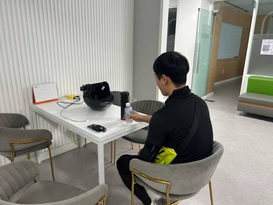 8일 오전 찾은 대전 유성구 이동노동자 쉼터에서 배달 기사 김모(30대) 씨가 휴식을 취하고 있다. 유혜인 기자