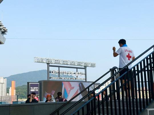 8일 정식 개장한 한화생명 이글스파크의 인피니티 풀에서 관중들이 안전요원의 안내를 듣고 있다. 최다인 기자