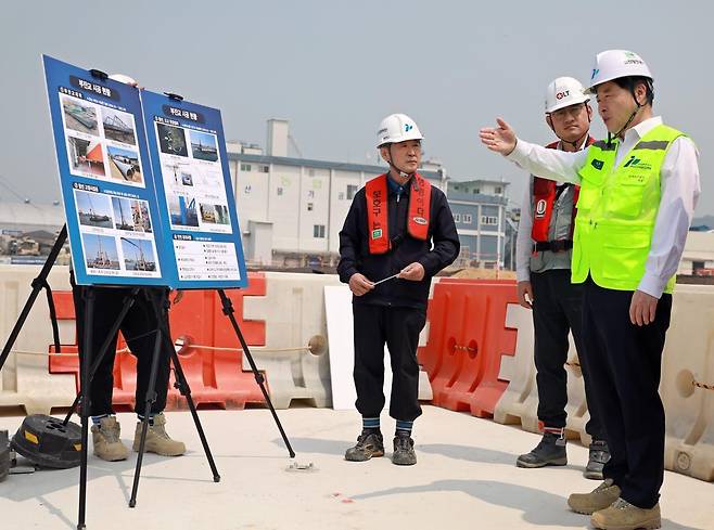 이경규 인천항만공사 사장(오른쪽)이 중구 연안부두 물량장 인근 부잔교(浮棧橋) 건설 현장을 찾아 하역 작업 등 공사 진행 상황을 점검하고 있다. IPA 제공