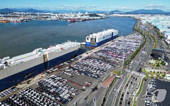 현대자동차 울산공장 수출선적부두에 입항한 현대글로비스의 자동차운반선. 2025.1.14 현대자동차기아 제공