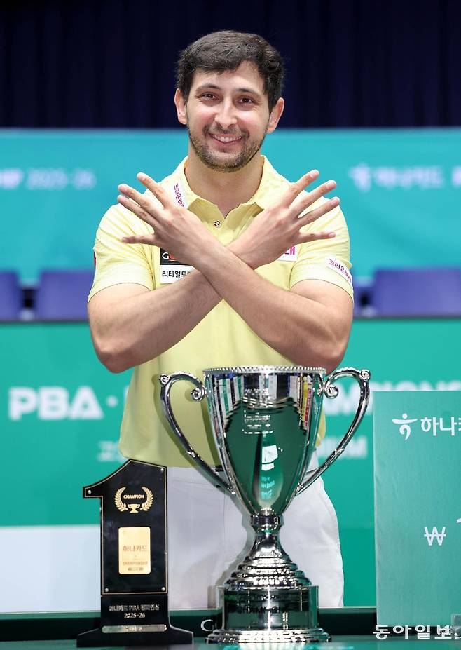 다비드 마르티네스가 7일 열린 2025~2026시즌 PBA 2차 투어 하나카드 챔피언십 결승에서 조재호를 꺾고 정상을 차지한 뒤 통산 8회 우승을 자축하는 세리머니를 하고 있다. PBA 제공