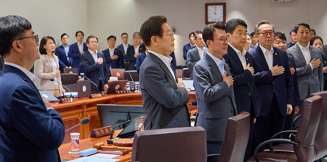 이재명 대통령이 8일 서울 용산 대통령실 청사에서 열린 국무회의에서 김민석 총리을 비롯한 국무위원들과 함께 국민의례를 하고 있다. 2025.7.8. 대통령실 제공