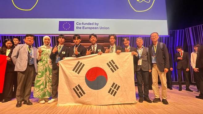 (왼쪽부터) 국제청소년물리토너먼트에 참가한 변지수 단장, 윤장원·최성열·송범서·홍준수·이온유 학생, 윤영귀 지도위원, 홍성주 부단장. 과학기술정보통신부 제공.