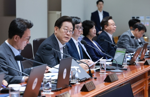이재명 대통령이 8일 용산 대통령실에서 국무회의를 주재하고 있다. [대통령실통신사진기자단=연합뉴스]