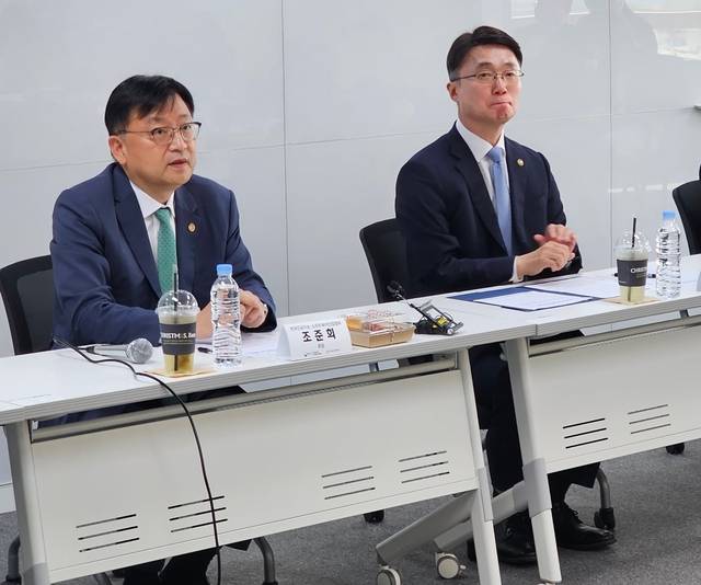 류제명 (오른쪽) 과기정통부 제2차관이 8일 서울 송파 한국인공지능소프트웨어산업협회 에서 열린 ‘AI·디지털 기업 간담회’에서 참가자 발언을 듣고 있다. 김영욱 기자