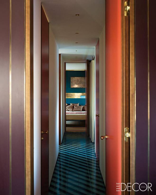 이탈리아의 전통 도자기 타일 ‘마요르카’로 마감한 복도 바닥.