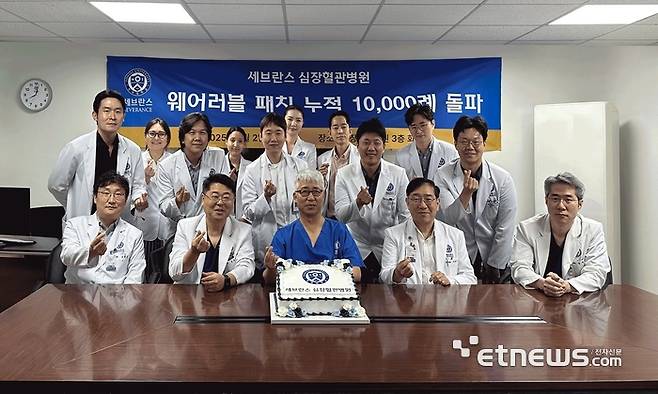 세브란스병원 의료진이 휴이노의 웨어러블 심전도 측정기기 '메모 패치' 누적 검사 1만례 돌파를 기념하고 있다.