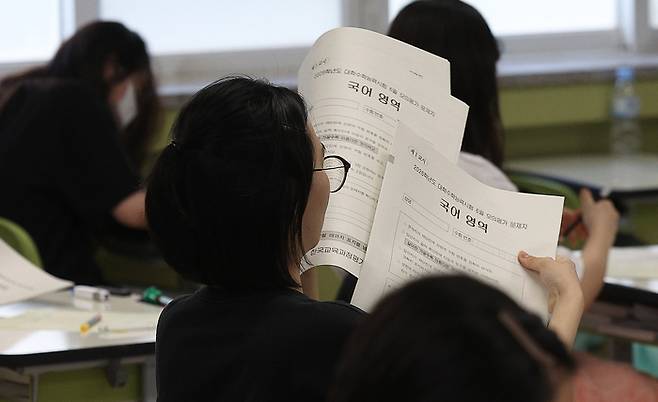 2026학년도 대학수학능력시험 전국연합학력평가(모의평가)가 실시된 4일 대구 수성구 대구여자고등학교에서 고3 수험생들이 시험 준비를 하고 있다. 2025.6.4 psik@yna.co.kr. 연합뉴스