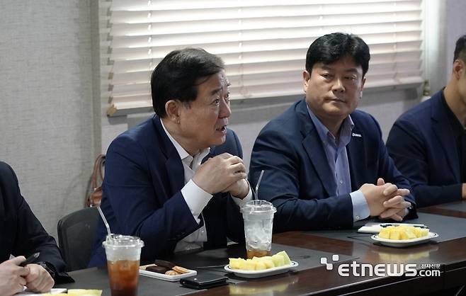 이태식 한국중소벤처기업유통원 대표가 중소기업 '이고진'을 직접 방문해 개선 방안 및 애로사항을 듣고 개선사항을 논의하고 있다.