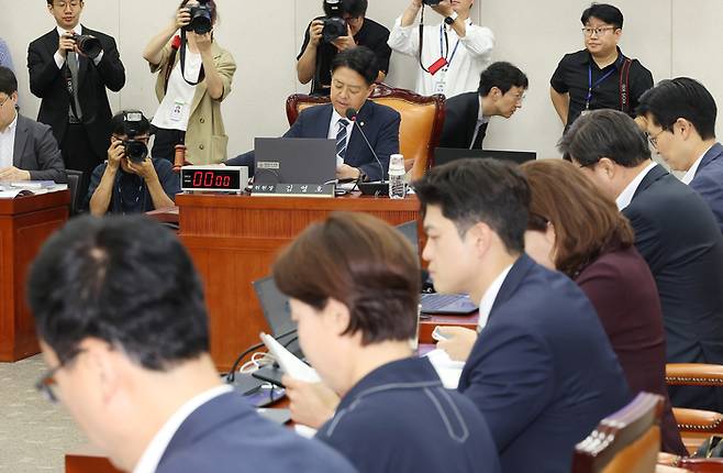 의사봉 두드리는 김영호 위원장 (서울=연합뉴스) 김주형 기자 = 8일 국회에서 열린 이진숙 사회부총리 겸 교육부 장관 인사청문요청안 등을 심의하는 교육위원회 전체회의에서 더불어민주당 소속 김영호 위원장이 의사봉을 두드리고 있다. 2025.7.8 kjhpress@yna.co.kr (끝)