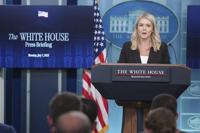 캐롤라인 레빗 백악관 대변인이 7일(현지시간) 정례브리핑에서 발언하고 있다. AP뉴시스