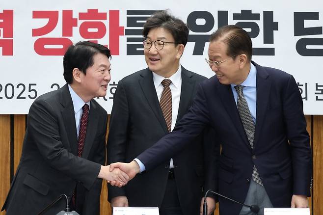 지난 2월 18일 당시 국민의힘 권영세 비상대책위원장과 안철수 AI 3대강국 도약 특위위원장이 서울 여의도 국회에서 열린 AI 경쟁력 강화를 위한 당정협의회에서 인사나누고 있다. 가운데는 권성동 원내대표. 사진=뉴스1