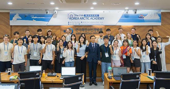 지난 7일 한국해양수산개발원 부산 본원에서 ‘2025 북극아카데미’ 개회식이 진행된 가운데 한국과 북극권 대학 참석자들과 연사 등이 함께 기념촬영하고 있다. 한국해양수산개발원 제공