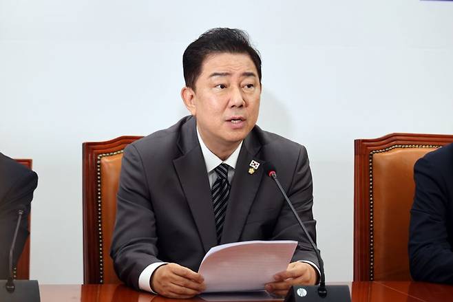 더불어민주당 김병기 대표 직무대행 겸 원내대표가 8일 국회에서 열린 원내대책회의를 주재하고 있다. 사진=서동일 기자