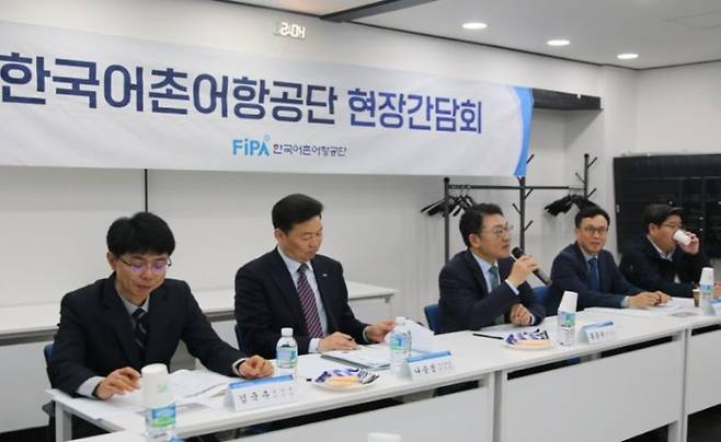 홍종욱 한국어촌어항공단 이사장(가운데)이 지난 3월 부산권역 현장간담회에서 발언하고 있다. 한국어촌어항공단 제공