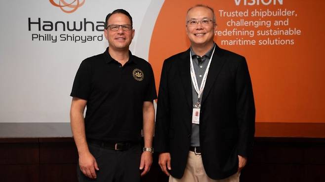 조쉬 샤피로 펜실베이니아 주지사(왼쪽)가 한화 필리조선소를 방문해 기념촬영을 하고 있다. 한화 필리조선소 링크드인 계정 제공