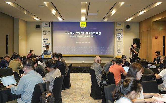 한국자동차기자협회(KAJA)가 8일 제주 신화월드 한라룸에서 ‘2025 전동화 시대로의 대전환’을 주제로 글로벌 e-모빌리티 네트워크 포럼을 개최한 가운데, 한 참석자가 주제 발표를 하고 있다. 사진=KAJA 제공