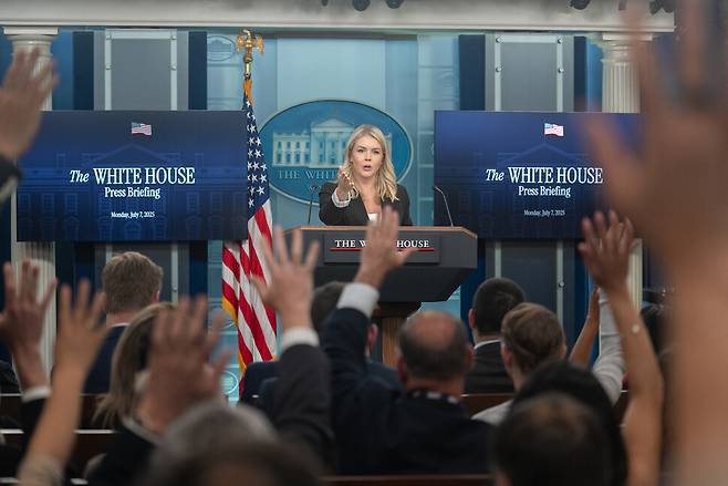 캐럴라인 레빗 백악관 대변인이 7일 미국 워싱턴 디시(D.C.) 백악관에서 열린 브리핑 중 기자들의 질문에 답하고 있다. 워싱턴/신화 연합뉴스