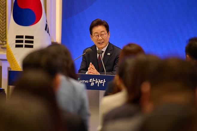 이재명 대통령이 3일 서울 종로구 청와대 영빈관에서 열린 취임 첫 공식 기자회견 ‘대통령의 30일, 언론이 묻고 국민에게 답하다\'에 참석해 기자들의 질문에 답하고 있다. 대통령실 제공