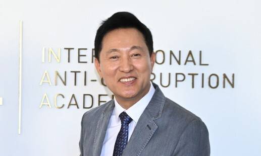 오스트리아 빈과 이탈리아 밀라노를 방문중인 오세훈 서울시장이 빈에서 1일 오전(현지 시각) 슬라쟈냐 타세바 국제반부패아카데미(IACA) 학장에게 기념품을 받고있다. 서울시 제공