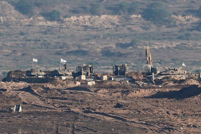 7일(현지시각) 이스라엘과 가자 국경 지역에서 이스라엘군인들이 작전을 수행하고 있다. 가자/로이터 연합뉴스