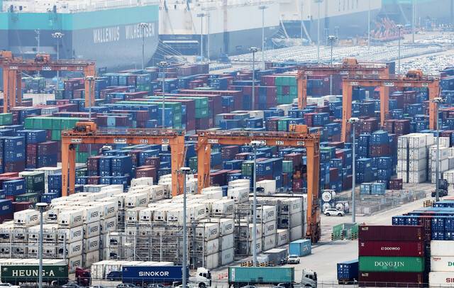 7일 경기도 평택항에 컨테이너가 쌓여 있는 모습. 연합뉴스